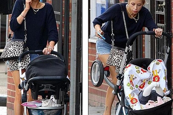 Modelo deixa filho cair durante passeio ao falar no celular