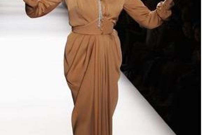 Grife aposta em modelos mais velhas para desfile em NY