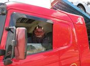 Caminhoneiro é detido por usar máscara para assustar motoristas