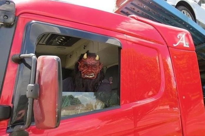 Caminhoneiro é detido por usar máscara para assustar motoristas
