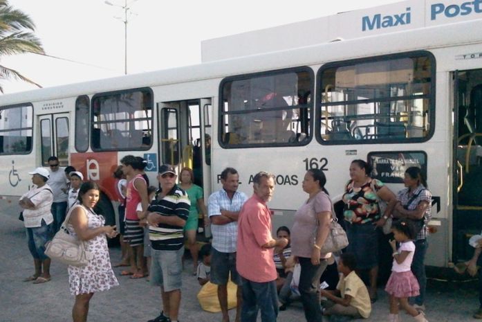 Passageiros aguardam o flagrante da acusada na Central de Políci a