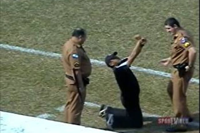 Treinador reclama do juiz, é expulso e implora para ser algemado no Paraná