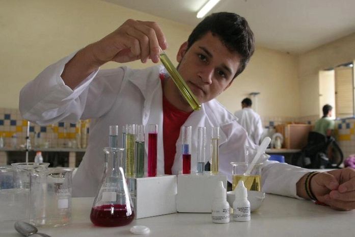 Johnny Gomes, no laboratório da escola em Lagoa da Canoa