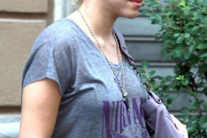Após rumores, Shakira usa blusa larga e aumenta suspeita de gravidez