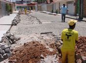 Casal substitui redes para melhorar abastecimento de água na Pajuçara
