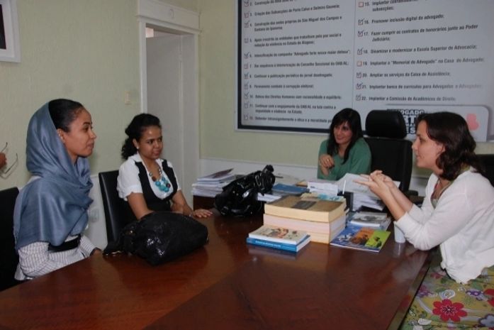Sudanesas visitam a sede da OAB de Alagoas