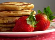 Pancakes de morango - uma festa para os olhos e o paladar