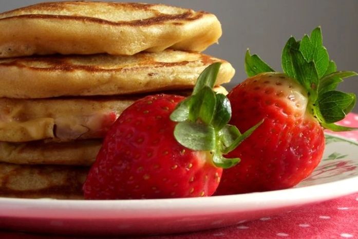 Pancakes de morango - uma festa para os olhos e o paladar