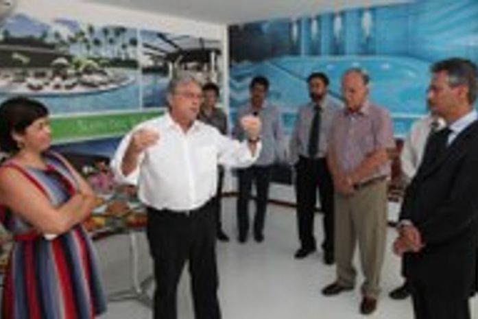 Teotonio Vilela falando ao lado da secretaria de turismo, Danielle Novis