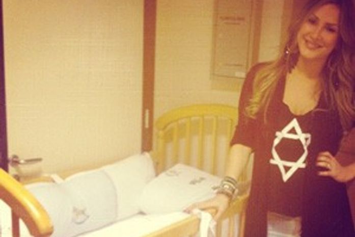 Claudia Leitte com berço de Rafael no camarim do
The Voice Brasil