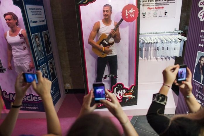 Site de namoro lança loja e expõe homens em caixas de brinquedo