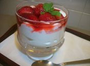 Sobremesa rápida de morango com creme