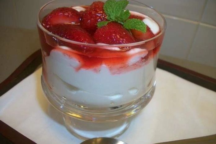 Sobremesa rápida de morango com creme