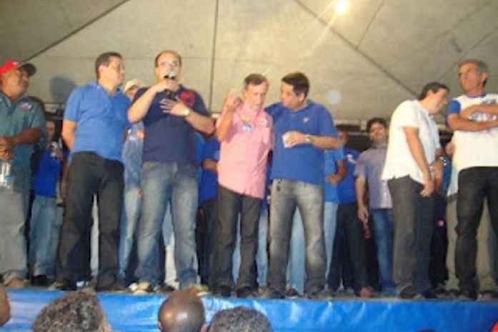 Luiz Dantas no palanque de Junior Ernesto em Jacaré dos Homens