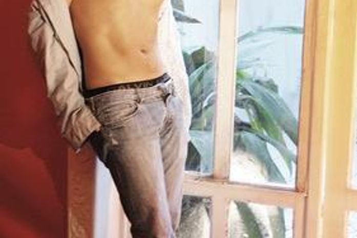 Fora dos holofotes, ex-menudo Charlie vai posar nu para fotógrafa brasileira