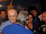 Teotonio abraça Ormindo no comicio