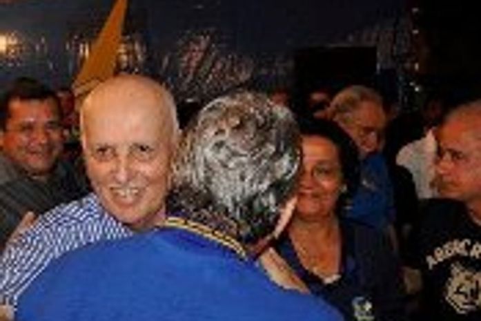 Teotonio abraça Ormindo no comicio