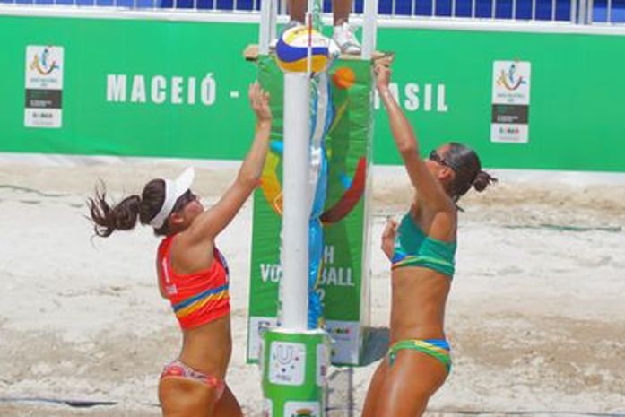 Jogos acirrados na abertura do mundial universitário de jogos de praia