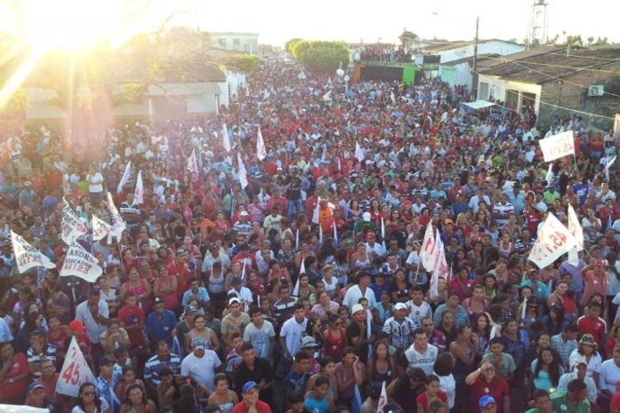 Caminhada de irmão de deputado Albuquerque reúne 7 mil em Limoeiro