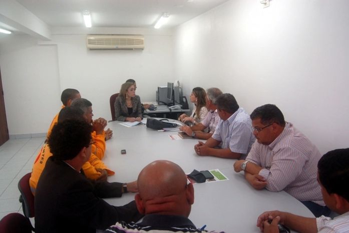 Funcionários de construtora retomam obras de shopping