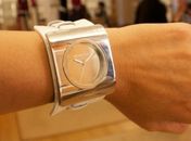 Coleção de Michael Kors traz cores fortes e detalhes translúcidos