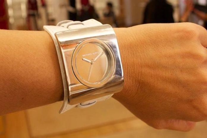 Coleção de Michael Kors traz cores fortes e detalhes translúcidos