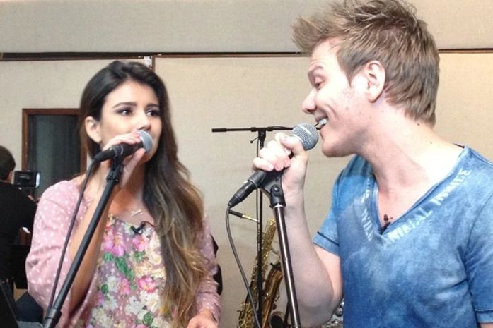 Paula Fernandes e Teló ensaiam dueto para Prêmio Multishow