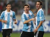 Zagueiro peruano reclama de postura de Higuaín e Messi: "São duas meninas"