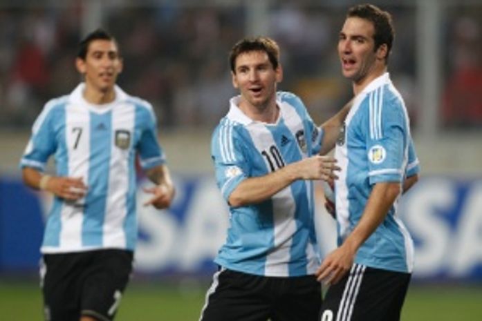 Zagueiro peruano reclama de postura de Higuaín e Messi: "São duas meninas"