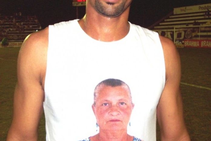 "Xerife" da zaga alvinegra, faz "merchandising" do coração