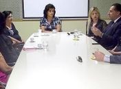 Secretários e delegado-geral reunidos com família de
estudante desaparecida