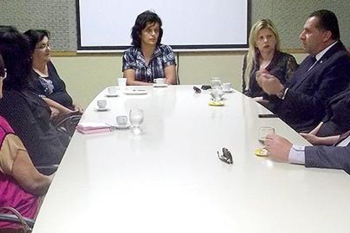 Secretários e delegado-geral reunidos com família de
estudante desaparecida