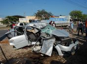Veículo ficou completamente destruído ao colidir em poste
