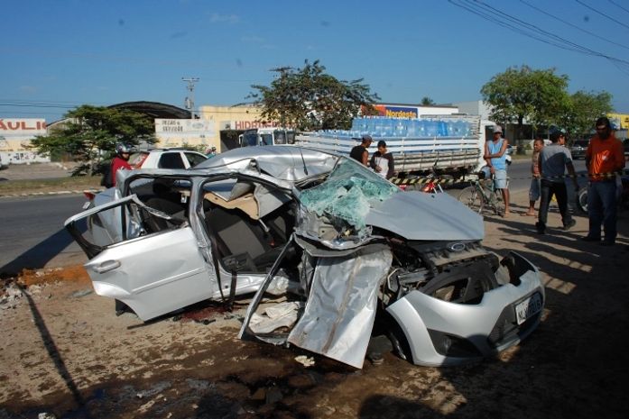 Veículo ficou completamente destruído ao colidir em poste