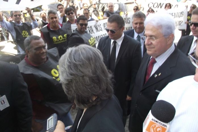 Carmem Lúcia encontrou os grevistas quando chegou ao TRE 