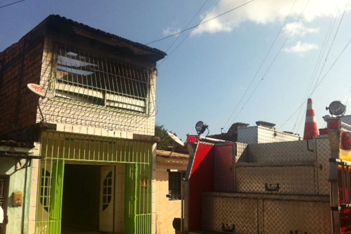 Residência atingida por incêndio no Cambona