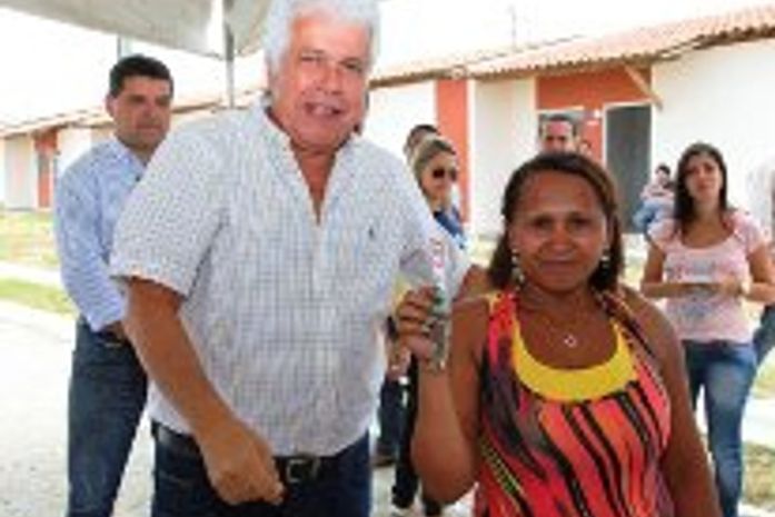 Nonô entrega chave para moradora do conjunto Newton Pereira Gonçalves