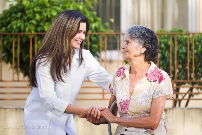 Projeto de lei regulamenta profissão de cuidador de idoso