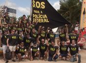 Policiais Federais em greve 'abraçam' Piscinas Naturais da Pajuçara