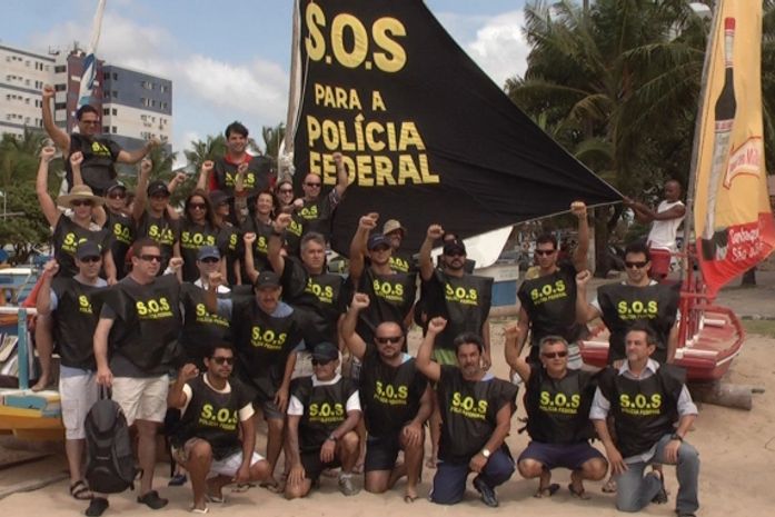 Policiais Federais em greve 'abraçam' Piscinas Naturais da Pajuçara