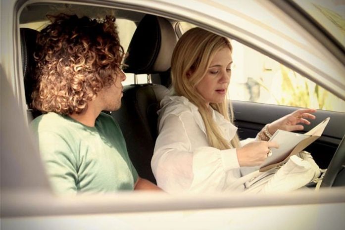 Valdo entrega fotos a Carminha