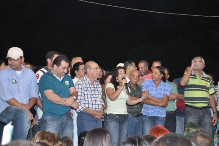 Silvana Ramalho fala no palanque de Nivaldo Jatobá