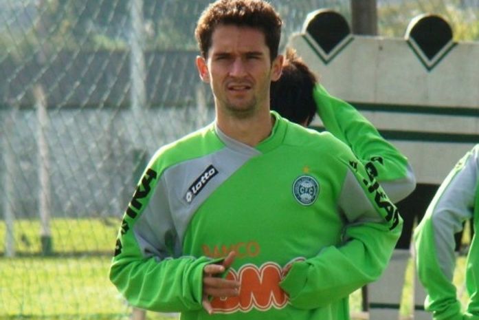 Lateral-direito Angelo, novo reforço do CRB