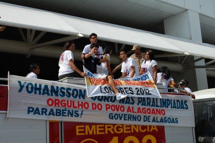 Yohansson Nascimento desfila pelas ruas de Maceió