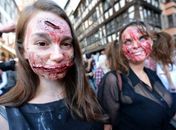 Mortos-vivos invadem ruas de cidade francesa para marcha dos zumbis