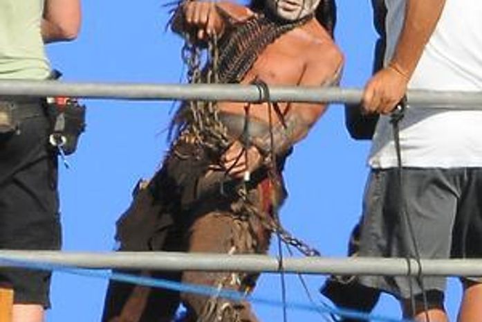 Johnny Depp é fotografado irreconhecível em set de filmagens