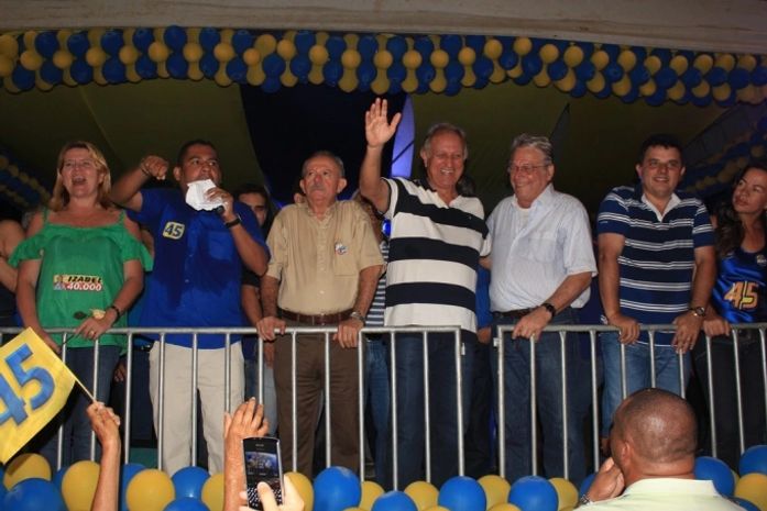 Mano, Teotonio, Benedito e Areski no palanque