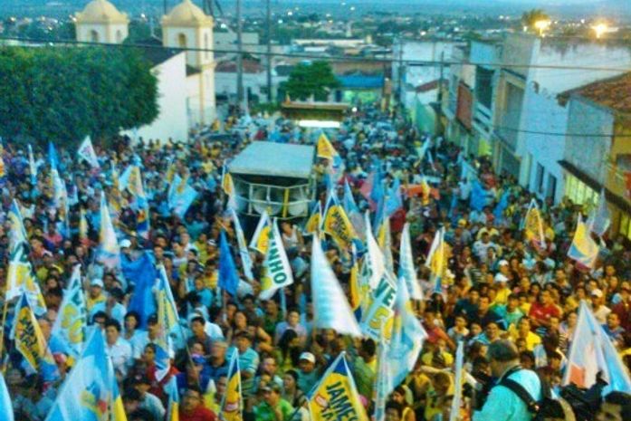 Caminhada de James com Targino leva mais de 8 mil pessoas às ruas de Palmeira