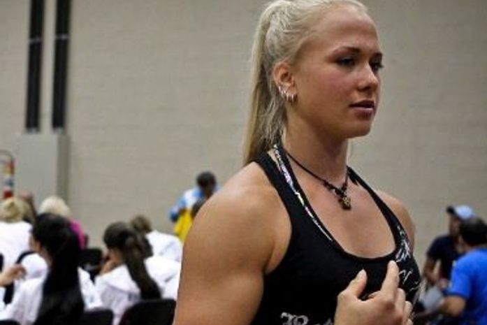 Ex-gordinha, perdeu 25 kg no esporte e mostra vaidade