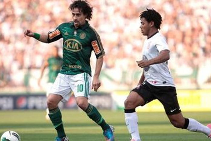 Corinthians vence e afunda Palmeiras em crise